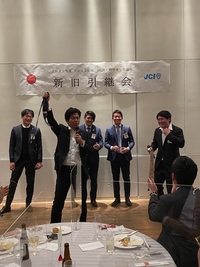 新旧引継ぎ式の画像
